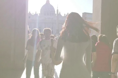 Á hậu Thùy Dung diện áo dài tham quan tòa thánh Vatican.