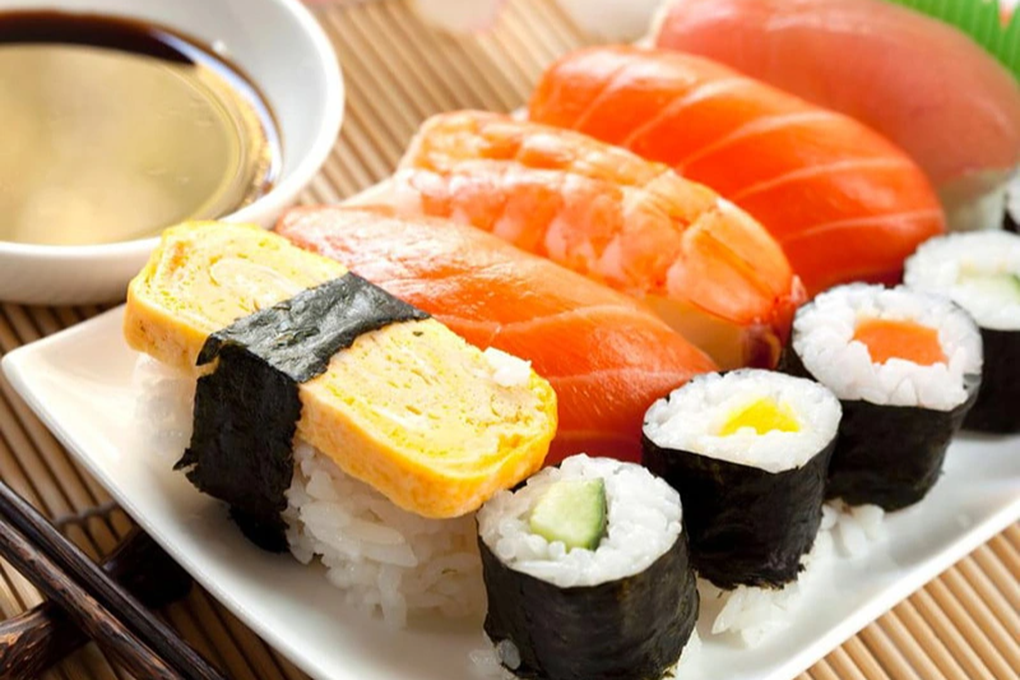 Học sinh liên tiếp ngộ độc: Ẩn họa trong những miếng sushi siêu rẻ vỉa hè - 2