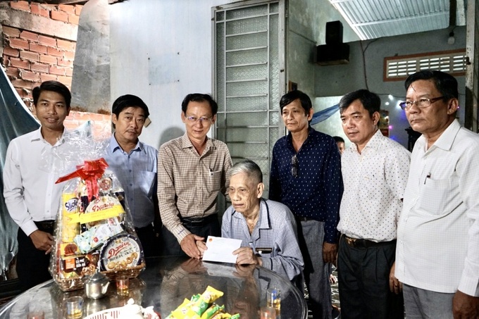 Lãnh đạo tỉnh thăm, tặng quà cho gia đình có công với cách mạng dịp 27/7/2023.