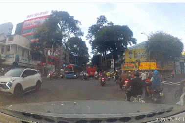 Nổi bật tuần qua: Xe buýt chuyển hướng ẩu như “cướp đường”