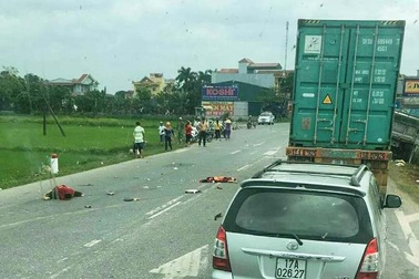 Va chạm với xe tải, 2 mẹ con tử vong thương tâm