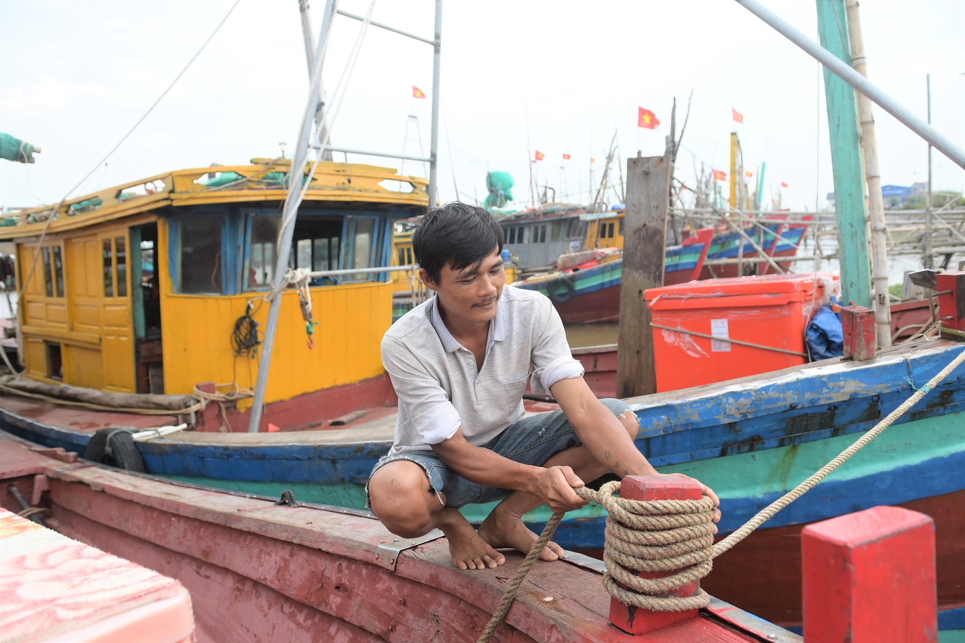 Ngư dân kéo tàu thuyền lên đường trước giờ bão đổ bộ - 11 Ngư dân kéo tàu thuyền lên đường trước giờ bão đổ bộ - 11