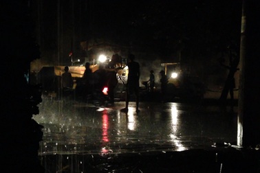 Vụ rải bê tông nhựa trong mưa: Ai sai cứ theo luật mà xử