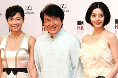 Thành Long được mỹ nhân “hộ tống”