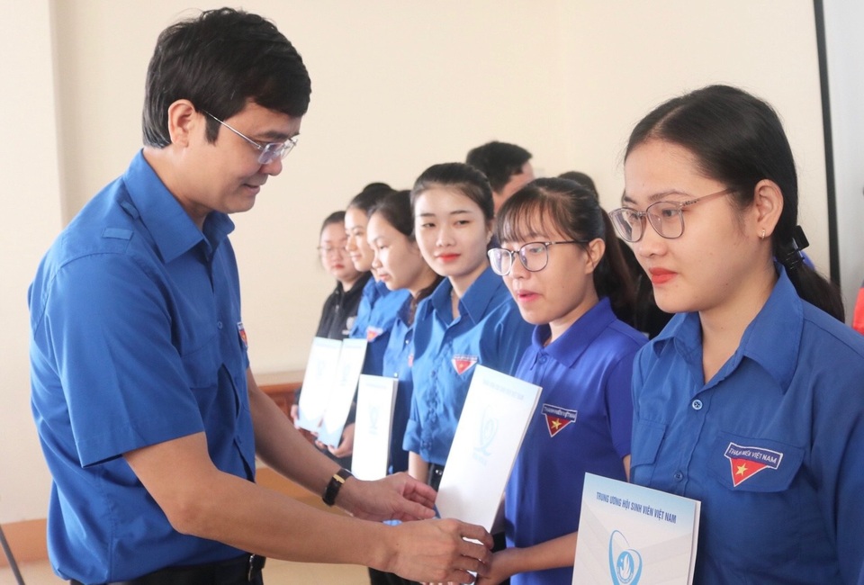 Tặng quà tổng trị giá 415 triệu đồng cho học sinh và bà con vùng lũ - 2 Tặng quà tổng trị giá 415 triệu đồng cho học sinh và bà con vùng lũ - 2