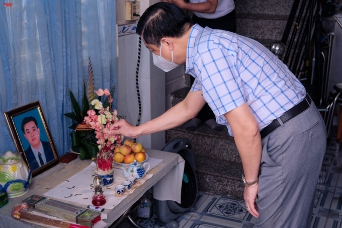 Ông Dương Tấn Hiển, Phó Chủ tịch Thường trực UBND TP Cần Thơ chia buồn cùng gia đình có trẻ mồ côi do dịch Covid-19.