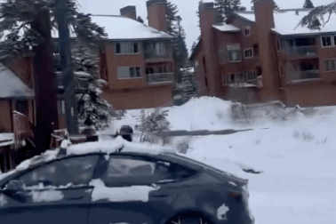 Mỹ: Bánh xe quấn xích cũng không thể cứu ô tô khỏi trôi tự do và đâm đụng