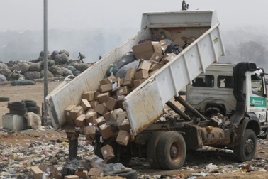 Máy ủi nghiền hơn 1 triệu liều vaccine Covid-19 hết hạn tại Nigeria