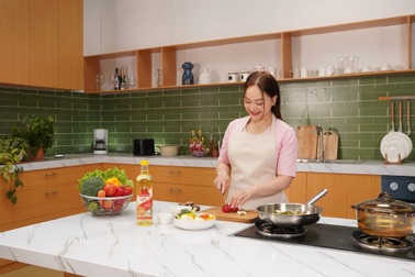 Bí quyết chăm sóc sức khỏe gia đình từ căn bếp: Khi dầu ăn cũng là yếu tố quyết định