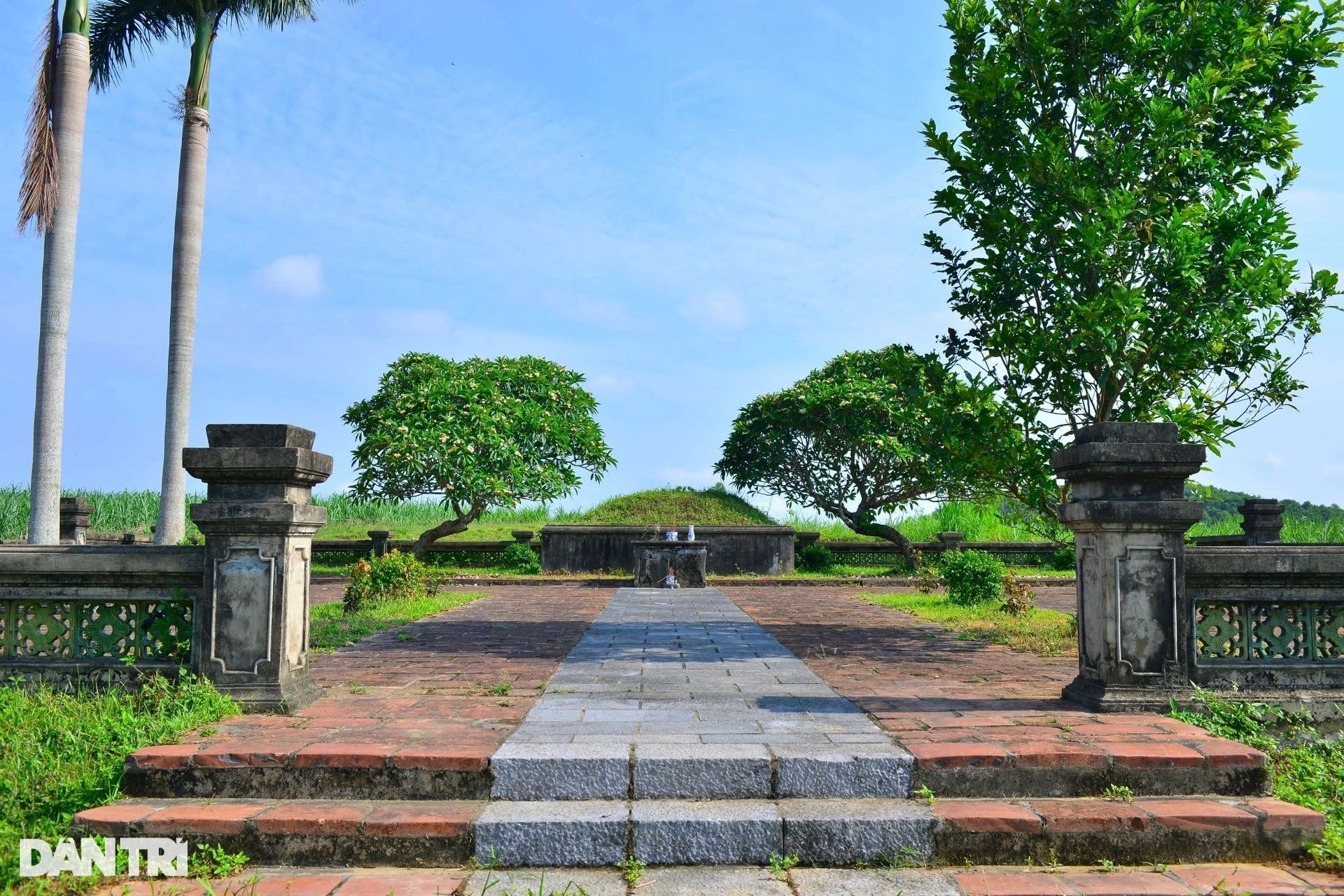 post-image-vu-xam-pham-lang-mo-vua-le-tuc-tong-hai-nguoi-nuoc-ngoai-nghi-dung-dung-cu-tham-do-co-vat