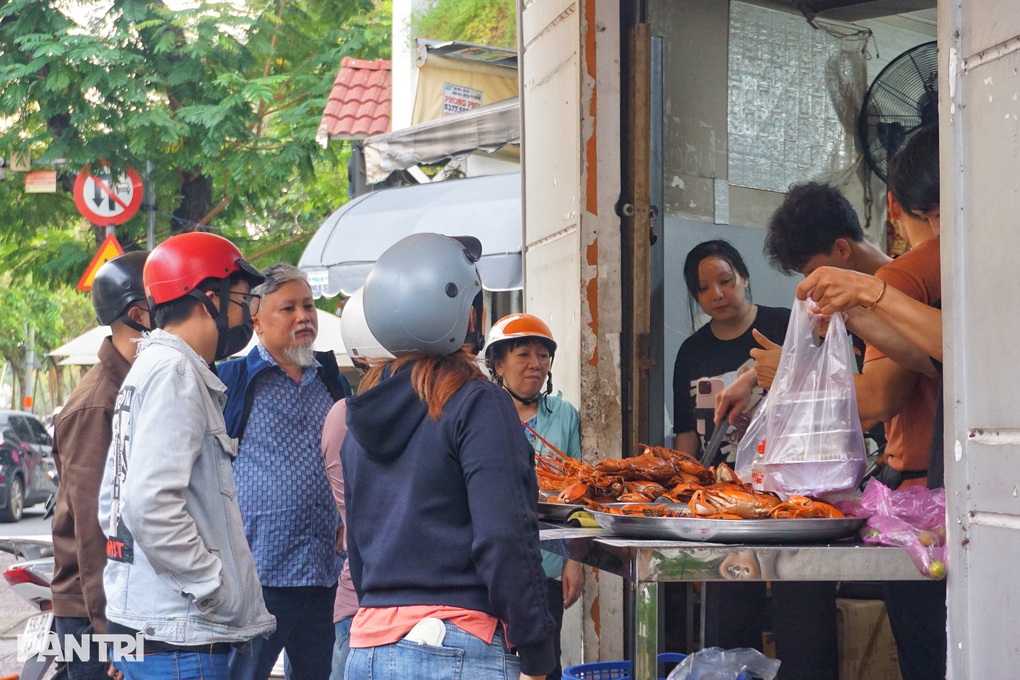 TPHCM: Quán vỉa hè bán tôm hùm như nhà hàng, tiền triệu khách vẫn xếp hàng - 3 TPHCM: Quán vỉa hè bán tôm hùm như nhà hàng, tiền triệu khách vẫn xếp hàng - 3