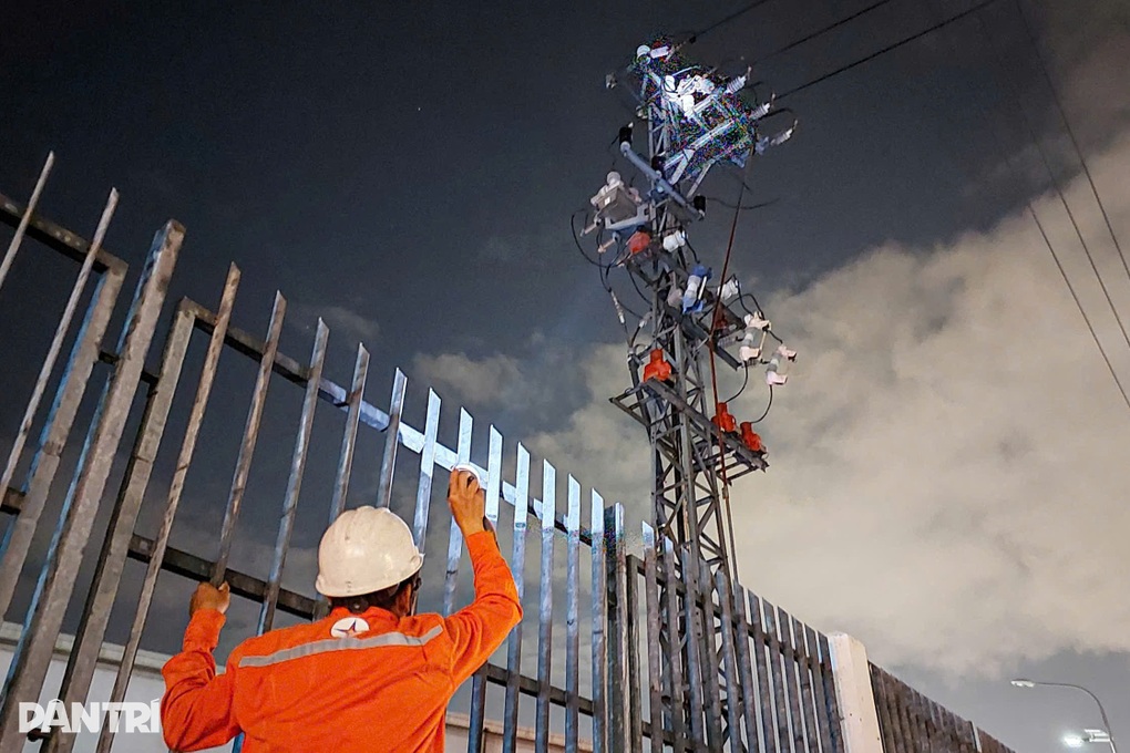 Nổ lớn tại trụ điện ở Đà Nẵng, cả khu dân cư tối om - 1 Nổ lớn tại trụ điện ở Đà Nẵng, cả khu dân cư tối om - 1