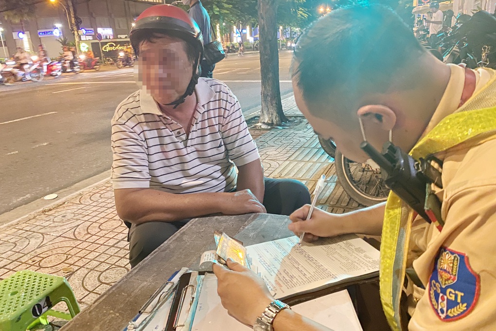 Thấy CSGT tôi run quá bỏ chạy chứ không có ăn nhậu - 1 Thấy CSGT tôi run quá bỏ chạy chứ không có ăn nhậu - 1