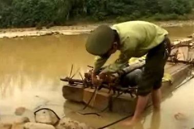 Bắt số lượng gỗ lớn thả nổi trên sông