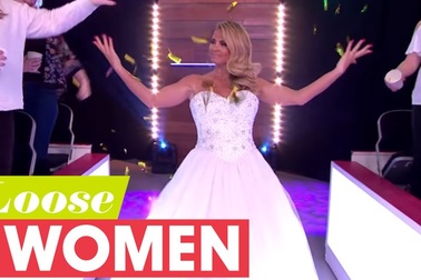 Katie Price mặc váy cưới trên truyền hình