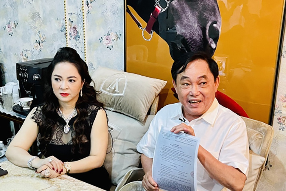 Vợ bị xử phạt, ông Dũng lò vôi tuyên bố trả lại toàn bộ giấy khen - 1 Vợ bị xử phạt, ông Dũng lò vôi tuyên bố trả lại toàn bộ giấy khen - 1