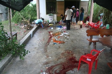 4 người dân cùng Bí thư Đảng ủy xã bị xe khách tông nhập viện khi đang ăn sáng