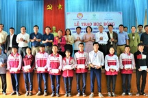 Quảng Trị: Trao hơn 300 suất học bổng cho học sinh nghèo vượt khó