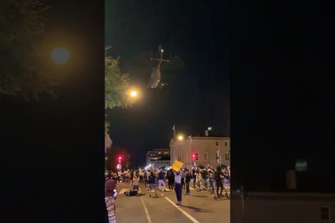 Trực thăng quân sự giải tán biểu tình ở Washington