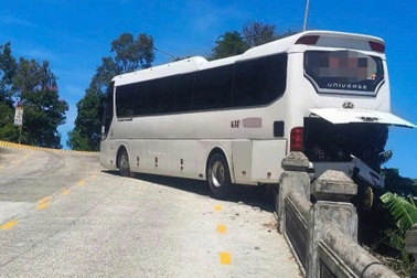 Xe khách bị tụt dốc, lao vào bờ tường trên chùa Linh Ứng