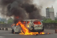 Ô tô bốc cháy ngùn ngụt trên cao tốc TPHCM - Dầu Giây