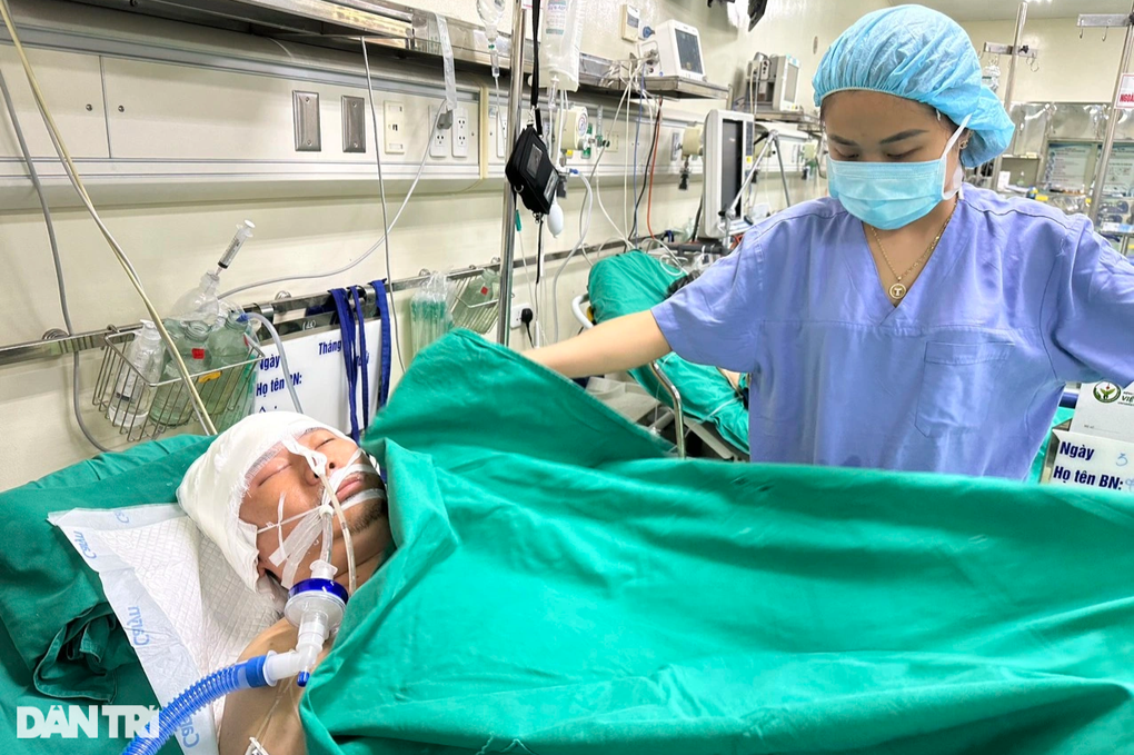 Áo mưa vướng bánh xe máy, thầy giáo cấp 2 nguy kịch tính mạng - 3 Áo mưa vướng bánh xe máy, thầy giáo cấp 2 nguy kịch tính mạng - 3