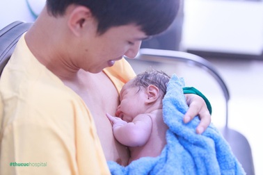 “Lỗi nhịp” với khoảnh khắc “da kề da” giữa bố và bé sơ sinh