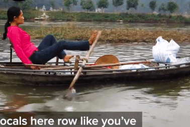 "Anh Tây" bất ngờ với cảnh chèo thuyền bằng chân ở Tam Cốc, Ninh Bình