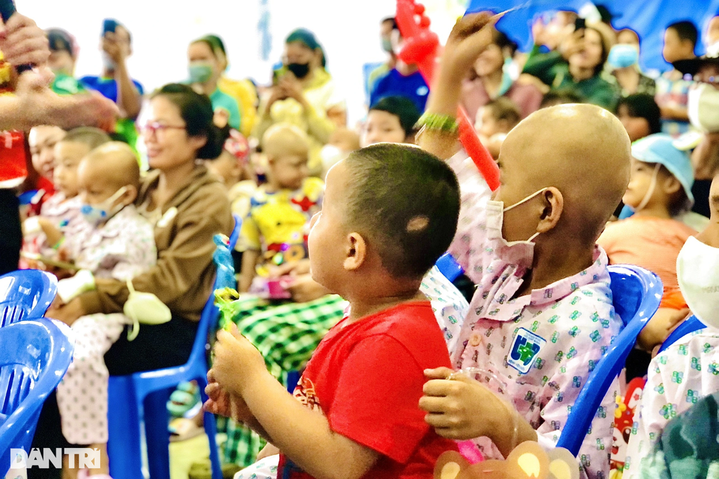 Mẹ dầm mưa cõng con chơi Trung thu: Sợ ngày con không bên mình nữa - 5 Mẹ dầm mưa cõng con chơi Trung thu: Sợ ngày con không bên mình nữa - 5