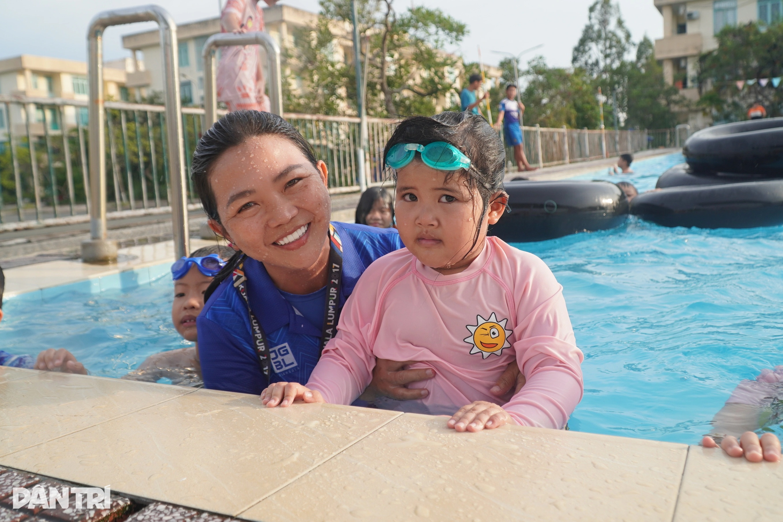 Guru mengajar renang secara percuma selama 8 tahun kepada ratusan pelajar miskin - 1 Cô giáo 8 năm dạy bơi miễn phí cho hàng trăm học trò nghèo - 1