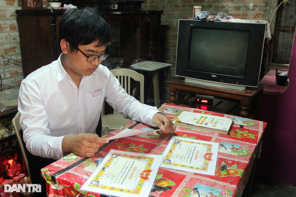 Bạn đọc Dân trí giúp tân sinh viên có hoàn cảnh khó khăn hơn 75 triệu đồng - 2 Bạn đọc Dân trí giúp tân sinh viên có hoàn cảnh khó khăn hơn 75 triệu đồng - 2