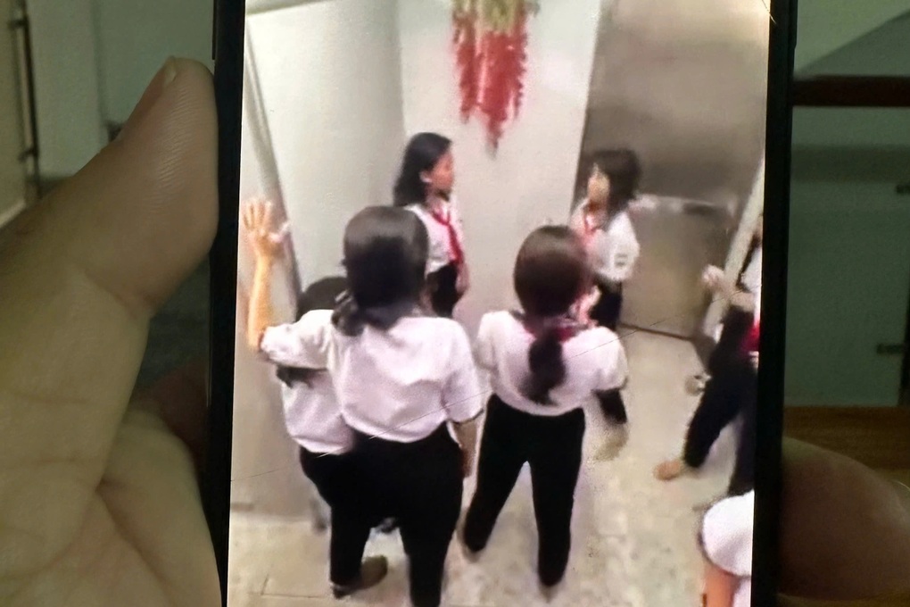 Nữ sinh lớp 8 gãy 3 xương sườn sau khi bị đánh trong nhà vệ sinh ở TPHCM - 2 Nữ sinh lớp 8 gãy 3 xương sườn sau khi bị đánh trong nhà vệ sinh ở TPHCM - 2