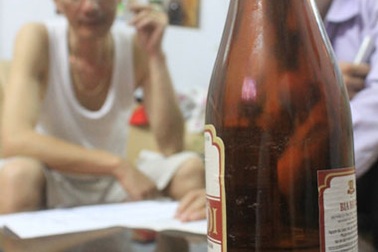 Khách tố bia chai Hà Nội vẩn đục, uống vào tiêu chảy