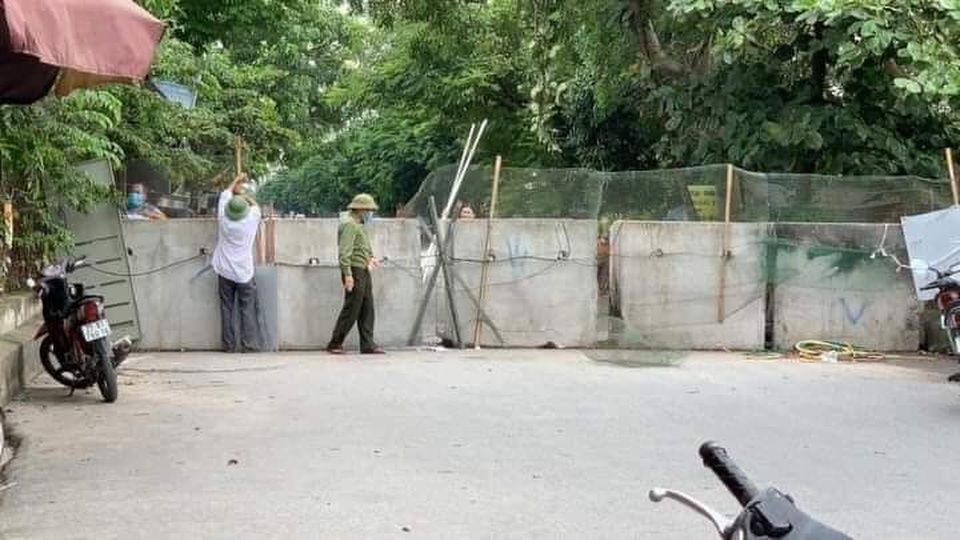 TP Bắc Ninh xếp gạch, bê tông, dàn hàng ô tô chốt cứng mọi ngả đường - 2 TP Bắc Ninh xếp gạch, bê tông, dàn hàng ô tô chốt cứng mọi ngả đường - 2