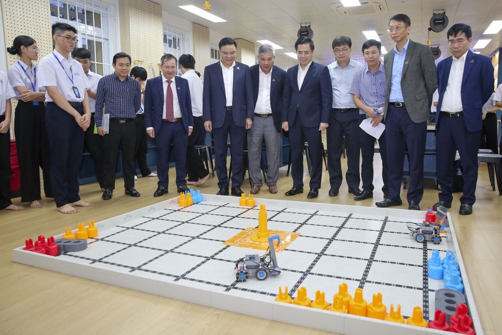 Phòng STEM tại Quảng Ngãi: Nuôi dưỡng tinh thần đổi mới sáng tạo của học sinh - 4