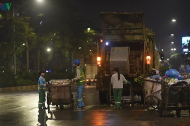 Những tiếng chổi tre đêm mùa Covid