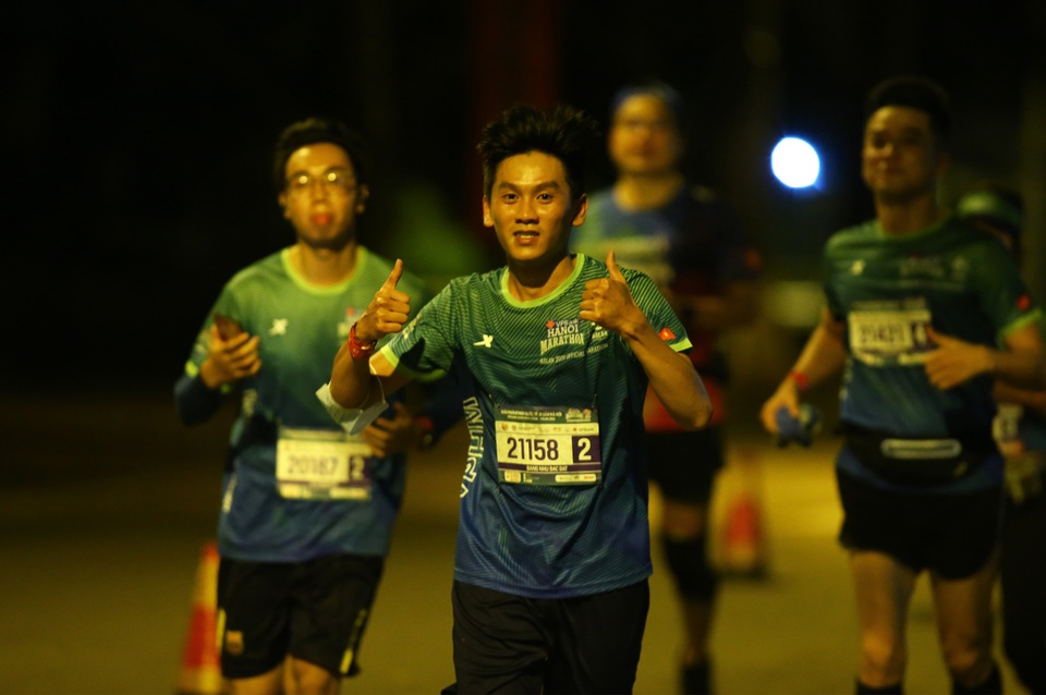 Ông Đoàn Ngọc Hải chinh phục giải marathon đặc biệt của Hà Nội - 7 Ông Đoàn Ngọc Hải chinh phục giải marathon đặc biệt của Hà Nội - 7