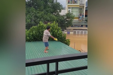 Người đàn ông tiếp tế đồ ăn cho hàng xóm giữa lũ gây sốt mạng xã hội