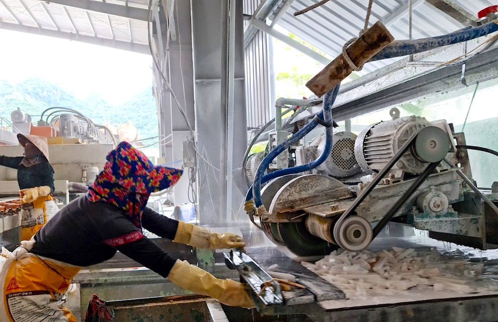 Nhọc nhằn nghề khai thác đá xẻ giữa mùa dịch Covid-19 - 3 Nhọc nhằn nghề khai thác đá xẻ giữa mùa dịch Covid-19 - 3