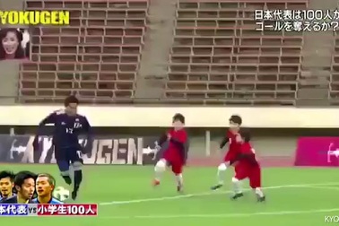 Hài hước trận đấu bóng giữa 3 cầu thủ chuyên nghiệp với... 100 học sinh tiểu học