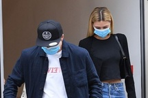 Brooklyn Beckham và con gái tỷ phú đeo khẩu trang đi mua sắm