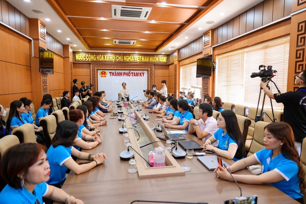Đoàn Hoa hậu Doanh nhân Biển diện kiến UBND TP Tam Kỳ - 3 Đoàn Hoa hậu Doanh nhân Biển diện kiến UBND TP Tam Kỳ - 3
