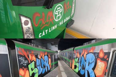 Đang tẩy sạch các toa tàu bị vẽ trộm ở ga Cát Linh - Hà Đông