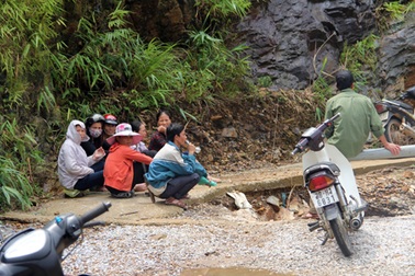 Bị ngăn cản, dân vẫn vào hồ thủy điện tìm người mất tích