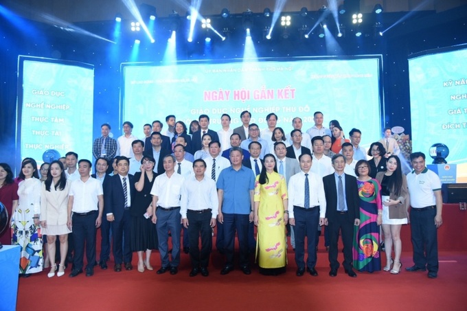 Các đại biểu chụp ảnh lưu niệm