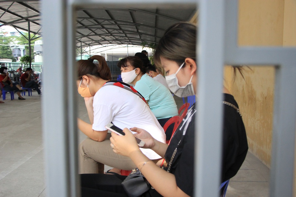 Hà Nội: Người về từ Đà Nẵng hối hả đi xét nghiệm Covid-19 - 7 Hà Nội: Người về từ Đà Nẵng hối hả đi xét nghiệm Covid-19 - 7