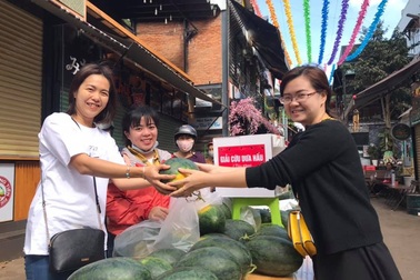 Người dân Đắk Lắk hào hứng “giải cứu” dưa hấu giúp bà con nông dân