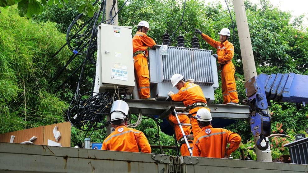 Điện lực TPHCM tăng cường an toàn điện mùa mưa bão - 3 Điện lực TPHCM tăng cường an toàn điện mùa mưa bão - 3