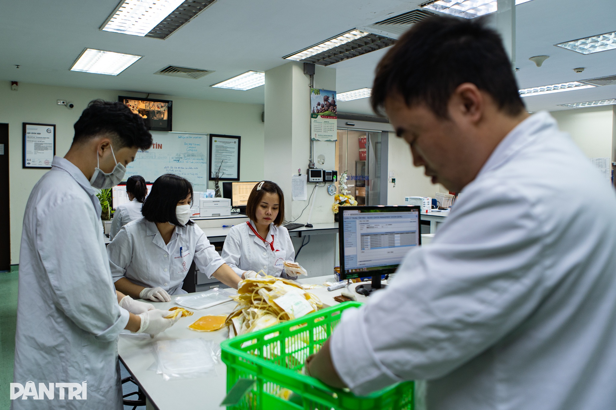 Những shipper vận chuyển sự sống tại kho dự trữ máu lớn nhất cả nước - 3 Những shipper vận chuyển sự sống tại kho dự trữ máu lớn nhất cả nước - 3