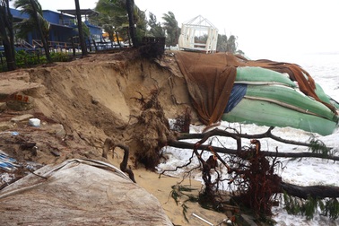 Sóng lớn "xé toạc" bờ biển dù bão Fengshen đã suy yếu